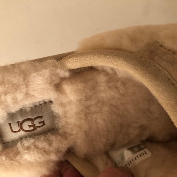 UGG Fluffette Slipper. Size: 7, 8, 9, 10 - Picture 9 of 12